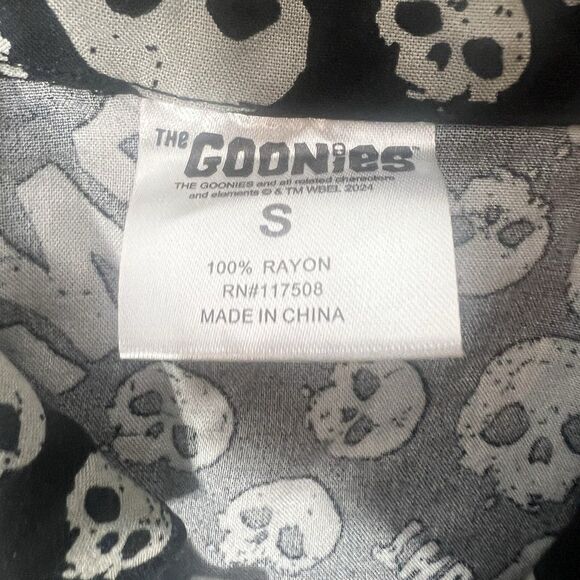 Goonies All Over Print AOP Men's Short Shirt Sleeve Shirt Size Small - Picture 3 of 9
